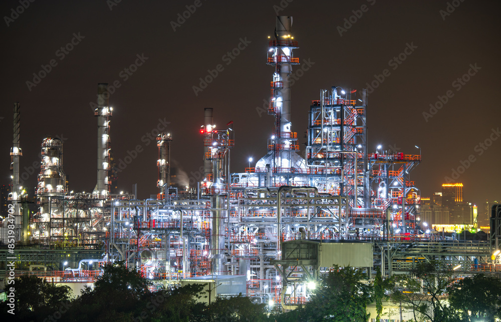 Obraz premium Chimney Oil refinery plant from industry zone, Aerial view oil and gas petrochemical industrial, Refinery factory oil storage tank and pipeline steel at night