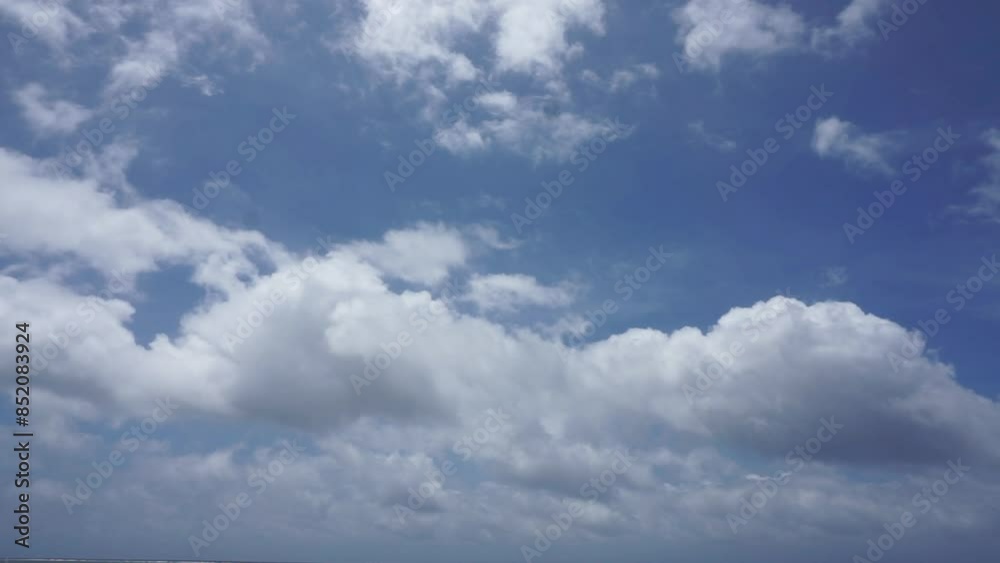 青い空、風で流される空 梅雨明け時期の空模様 青い空、風で流される空 梅雨明け時期の空模様