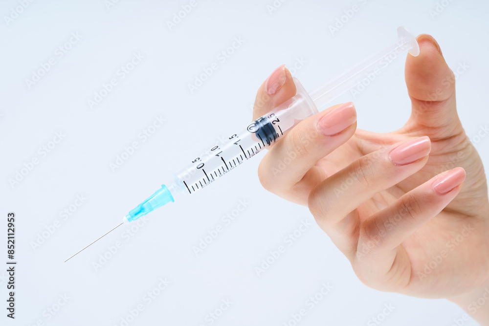 注射器を持つ手