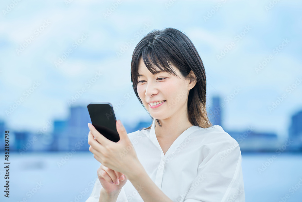 スマートフォンを操作する若い女性 スマートフォンを操作する若い女性