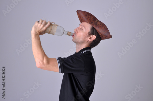pirata com garrafa de bebida  photo