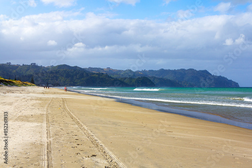 Obraz na płótnie White Sandy Beach, Landscape Scenery Whiritoa Beach at Coromandel Peninsula in the North Island of New Zealand w salonie