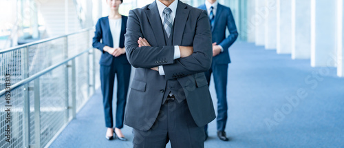 社内に立つ3人のビジネスマン photo