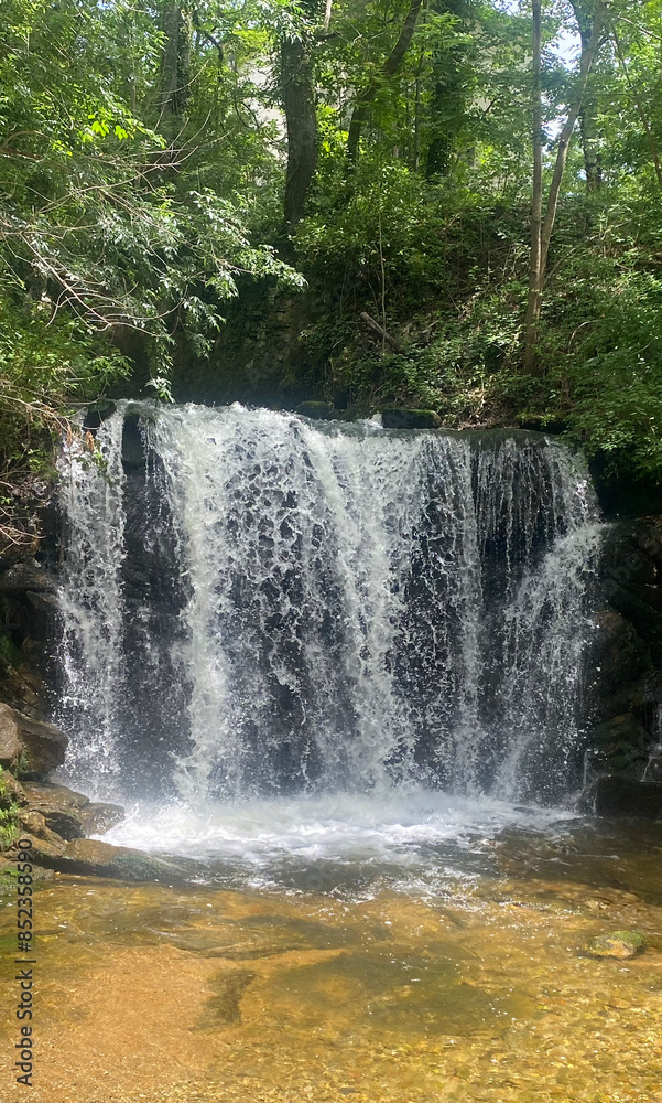 Obraz premium lac de Saint-Férréol et cascade, oeuvre de Pierre Paul Riquet 