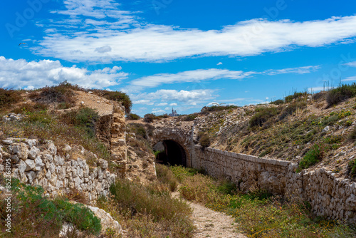 Passage sous une voute en pierre