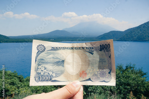 Lake Motosu-ko is the place that inspired the design of the 1000 yen banknote. Mount Fuji is drawn on the bill and in the background of the image.