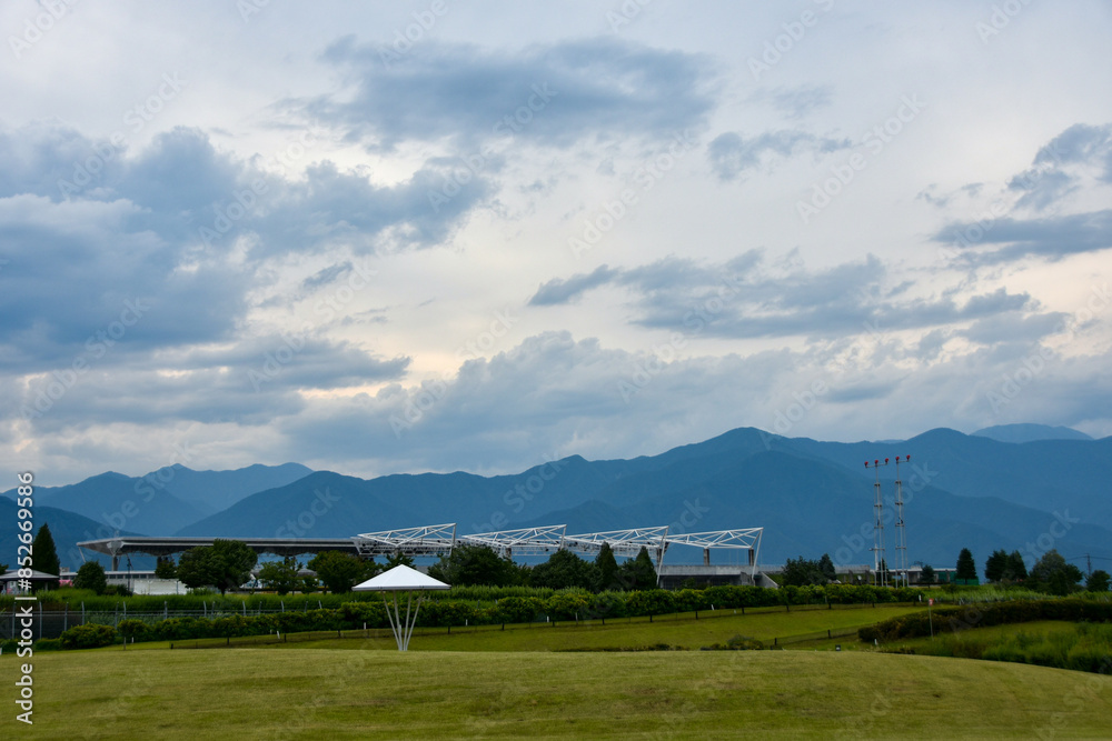 Fototapeta premium 信州夏の風景 広大な自然の中に広がる山々