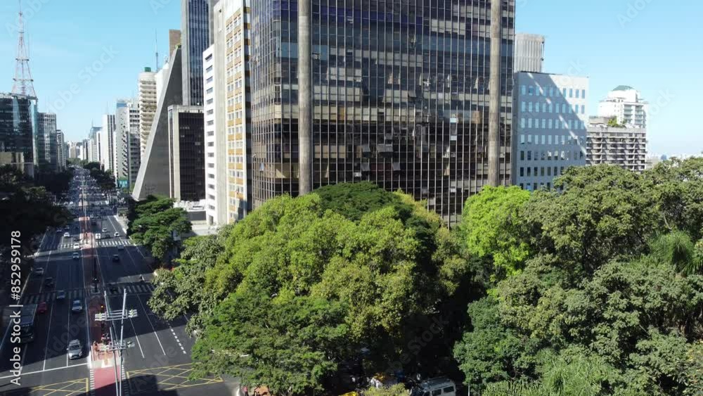 Trânsito de veículos na avenida paulista em são paulo, brasil