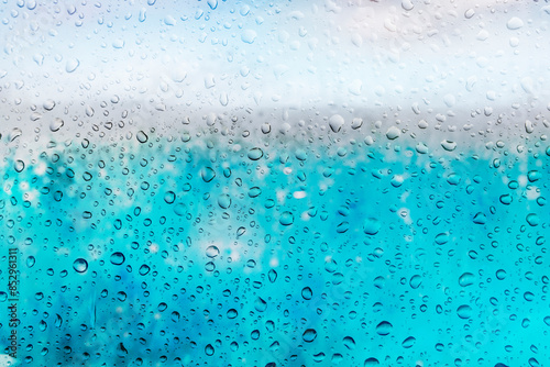 Regentropfen vor unscharfer Landschaft