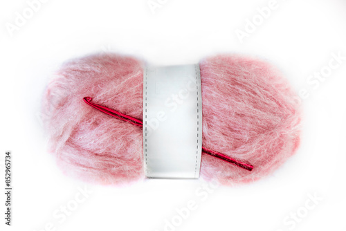 Wollknäuel aus rosafarbener Mohair wolle vor weissem  Hintergrund