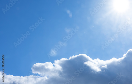 Sonnenstrahlen vor einer dunklen wolke