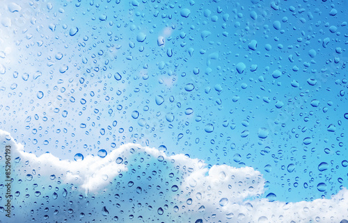 Regentropfen vor unscharfer Landschaft