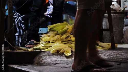 the process of making grilled corn, a simple snack
