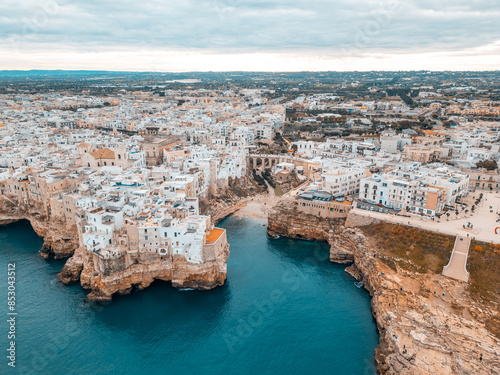 Fotografie Polignano a Mare, en la Puglia de Italia, vista aérea.