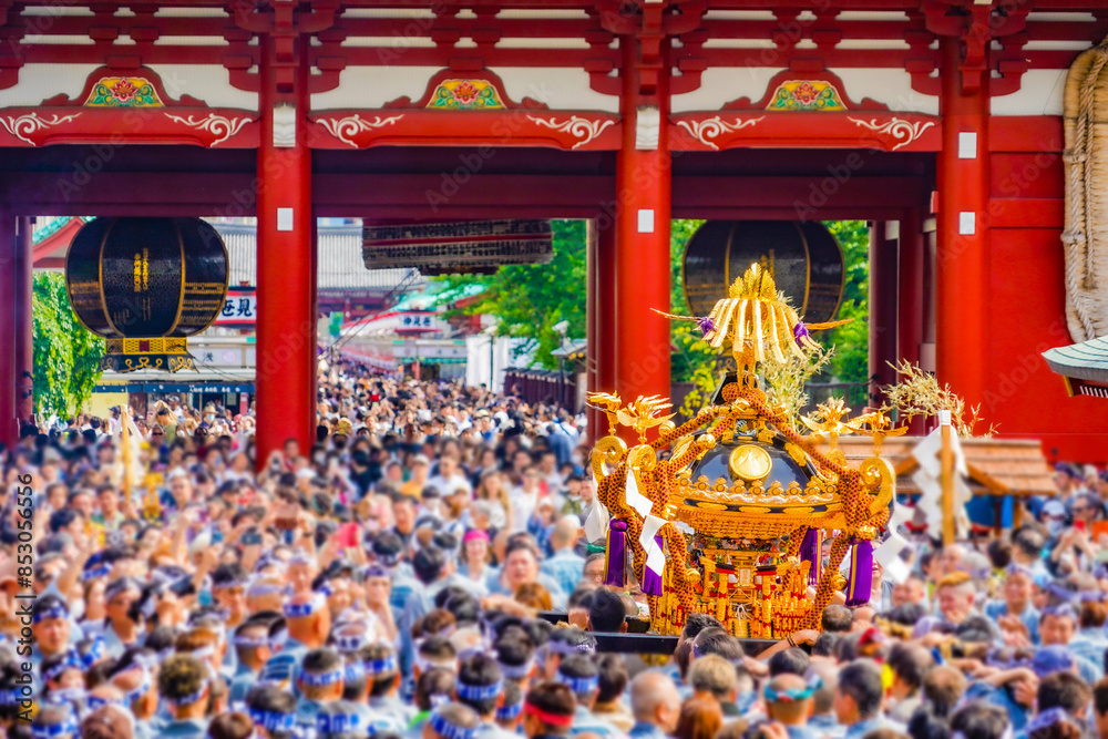浅草の三社祭の風景