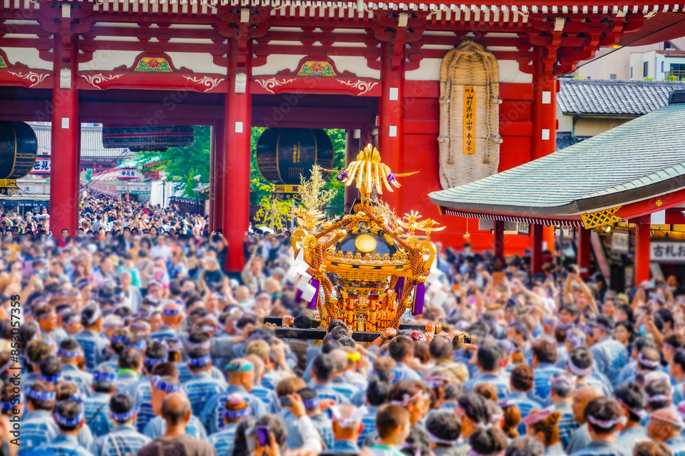 浅草の三社祭の風景