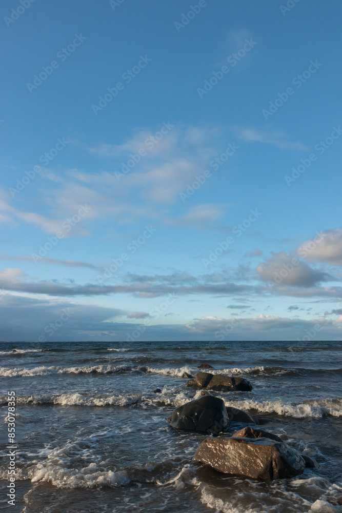 Wellenbrecher Steine mit Wellen am Meer, Hochformat Wellenbrecher Steine mit Wellen am Meer, Hochformat