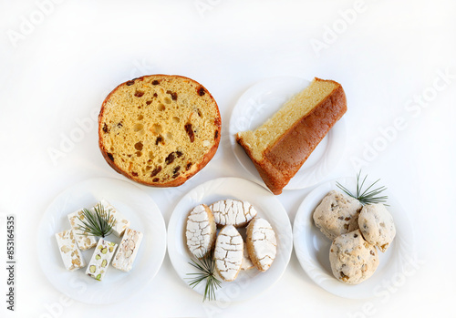 Concetto di Natale o Capodanno. Vari dolci tradizionali italiani, pandoro, panettone, torroncini, ricciarelli, cavallucci su sfondo bianco. Stagione delle vacanze. Vista dall'alto. Copia spazio. photo