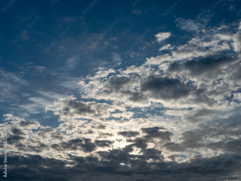 Fototapeta premium 早朝の青空と白い雲