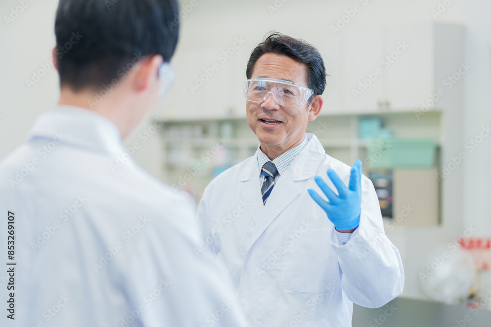 研究室で議論をする科学者 研究室で議論をする科学者
