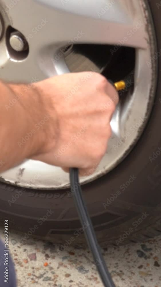 Primer plano de una mano inflando un neumático de automóvil con una manguera de aire. Mantener la presión adecuada de los neumáticos, esencial para la seguridad y eficiencia del vehículo. Primer plano de una mano inflando un neumático de automóvil con una manguera de aire. Mantener la presión adecuada de los neumáticos, esencial para la seguridad y eficiencia del vehículo.