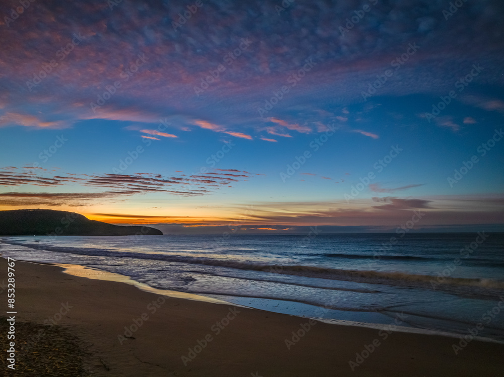 Obraz premium Winter seascape views over the beach with high and medium cloud cover