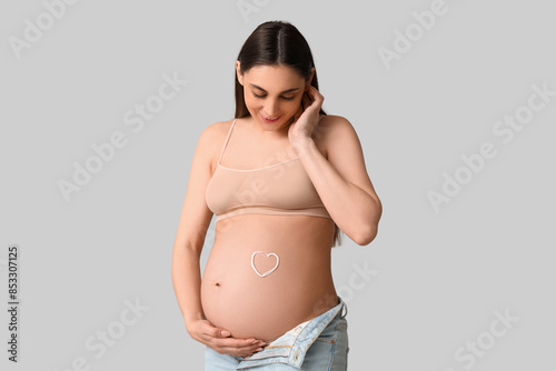 Young pregnant woman with h...