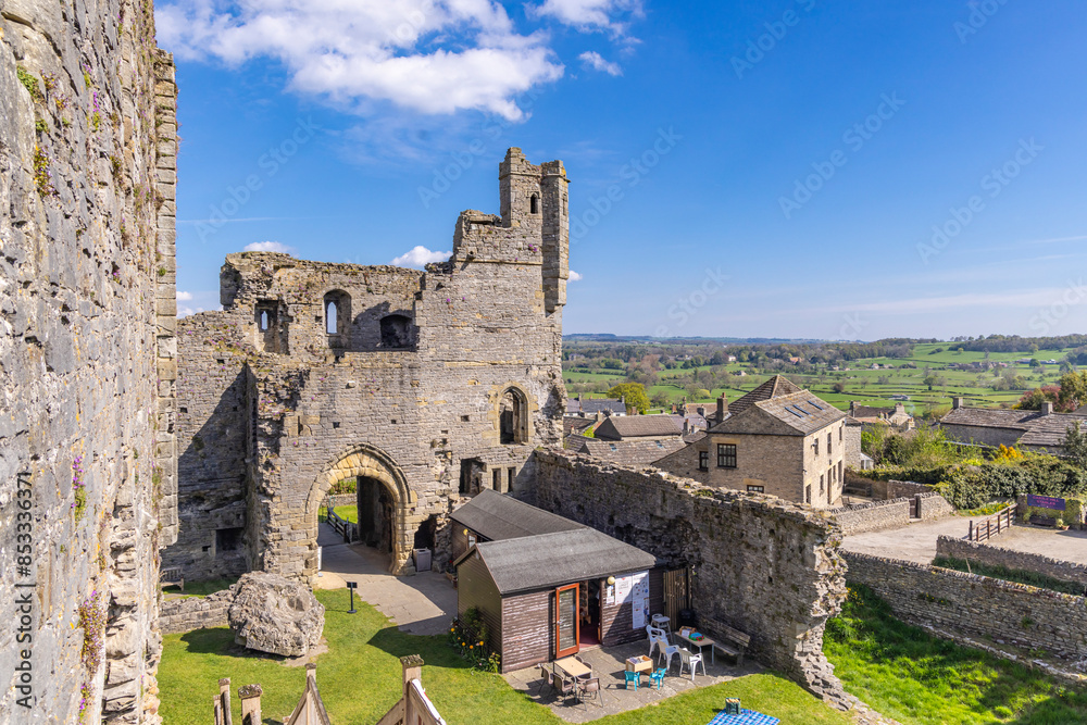 Obraz premium The ruins of Middleham Castle, childhood home of King Richard III.