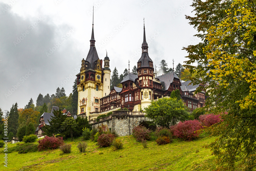 Obraz premium Europe, Romania, Carpathian Mountains, Prahova County, Sinaia. King Carol 1's Peleș Castle, Castelul Peles. Neo-Renaissance castle between Transylvania and Wallachia.