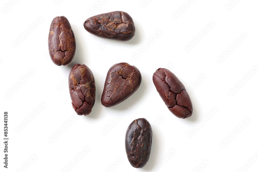 Obraz premium Cocoa beans on white
