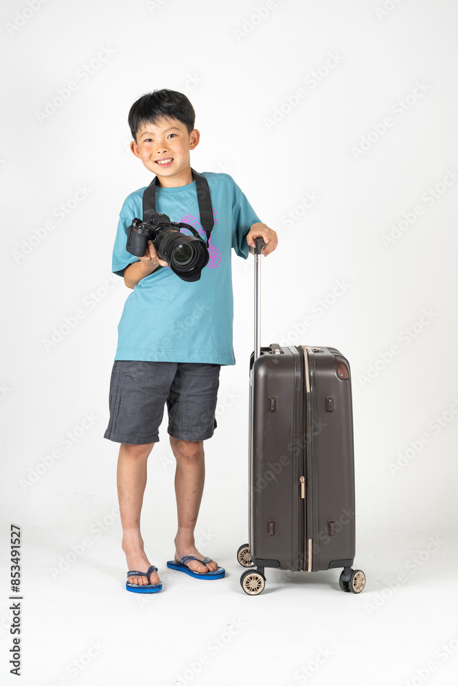 小学生の男の子が夏服でスーツケースを持っている「夏の旅イメージ」 小学生の男の子が夏服でスーツケースを持っている「夏の旅イメージ」