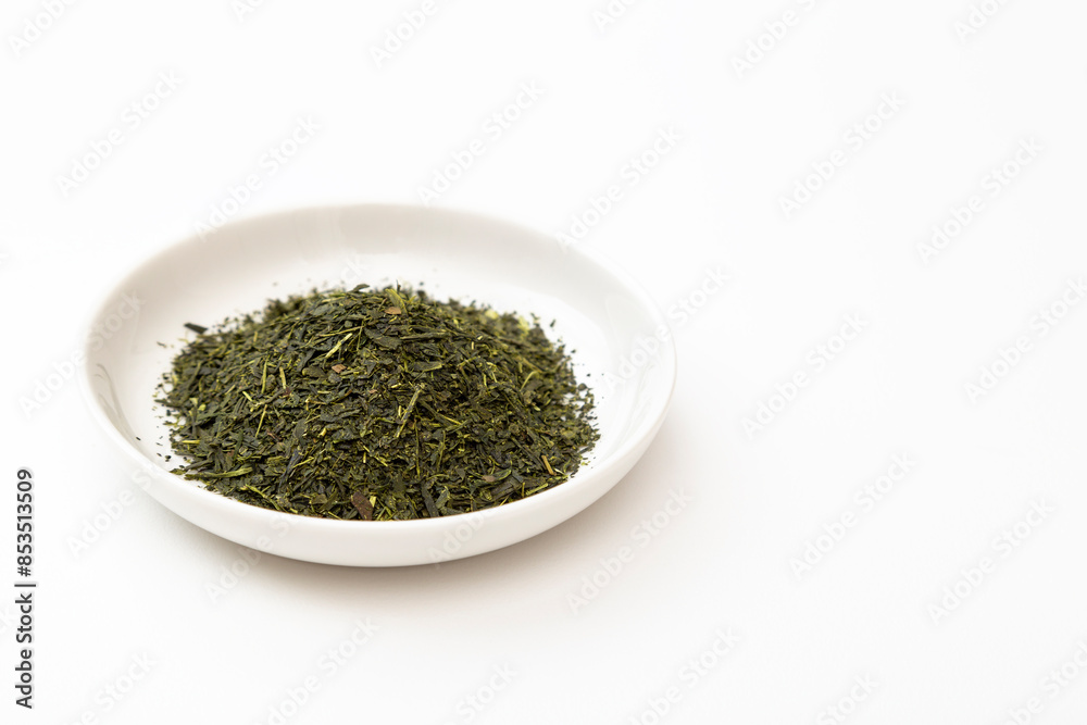 白背景に緑茶の葉 白背景に緑茶の葉