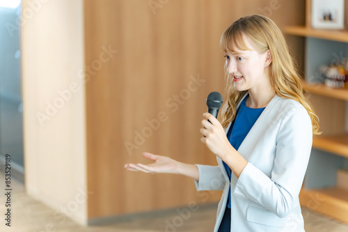 Valokuva Caucasian woman giving a speech in the lobby