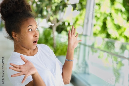 Bilde på lerret Excited and surprised African woman in casual dress, looking sideway