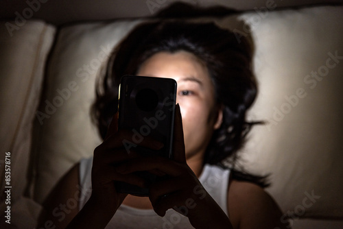 Women who turn off lights and stay up late playing with their phones