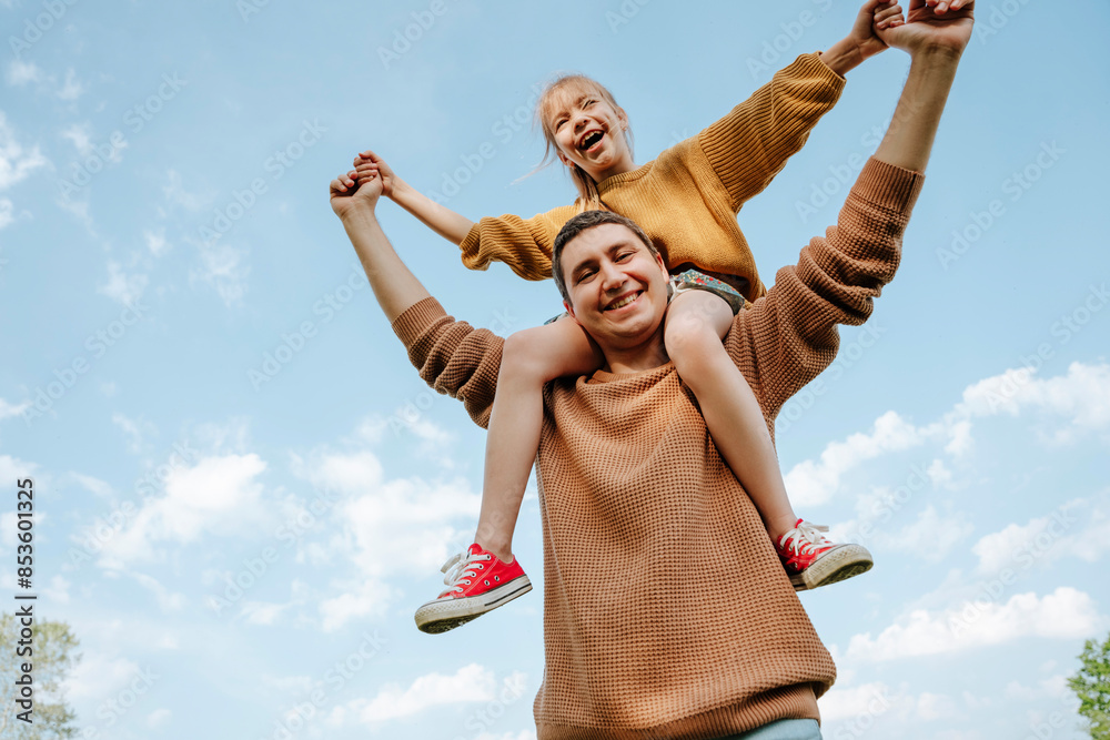 © Westend61 - Happy father carrying daughter on shoulder under sky © Westend61 - Happy father carrying daughter on shoulder under sky