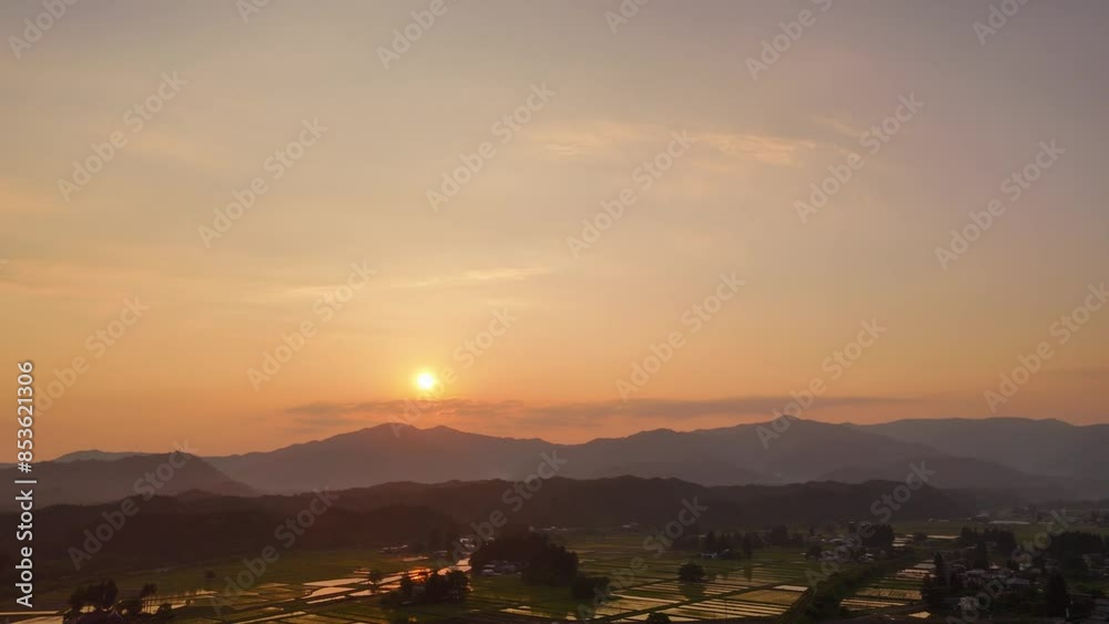田植えの後の田園風景　夕焼け空　ドローン空撮　農業　イメージ