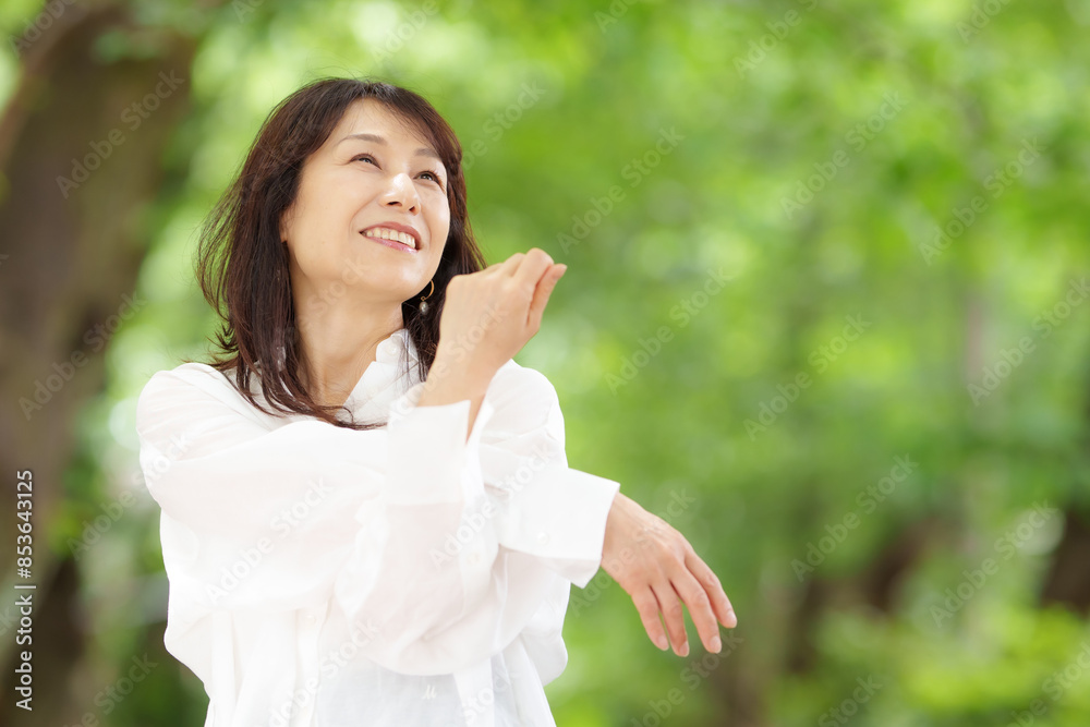 女性　ポートレート　新緑