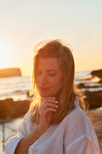 Retrato mujer en la playa, en la puesta de sol