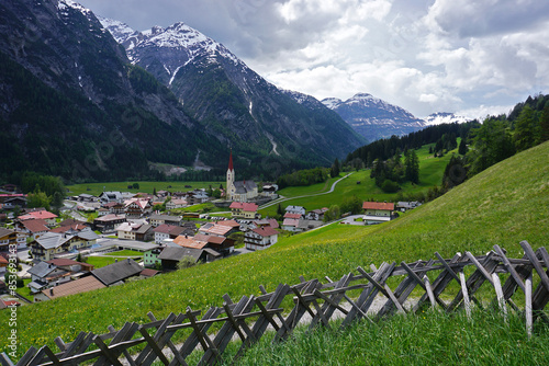 Naturpark Lechtal; Österreich; Tirol;  Blick auf Holzgau im Lechtal und zu den Lechtaler Alpen photo