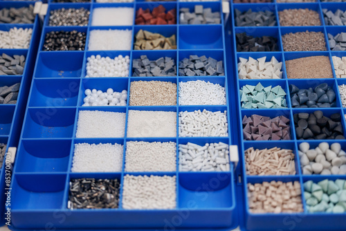 Set of different abrasive particles for grinding metal parts