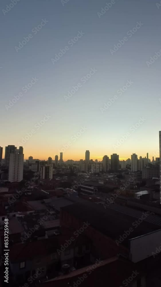 Timelapse vertical do nascer do sol na Mooca em São Paulo