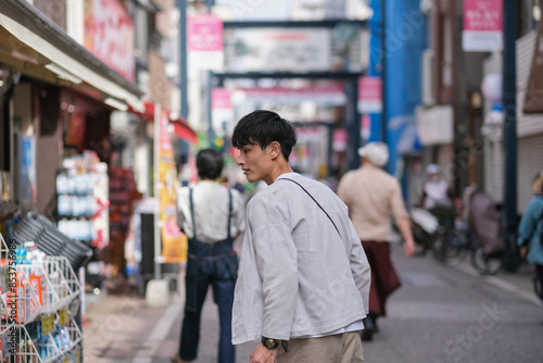 商店街で買い物をする男性