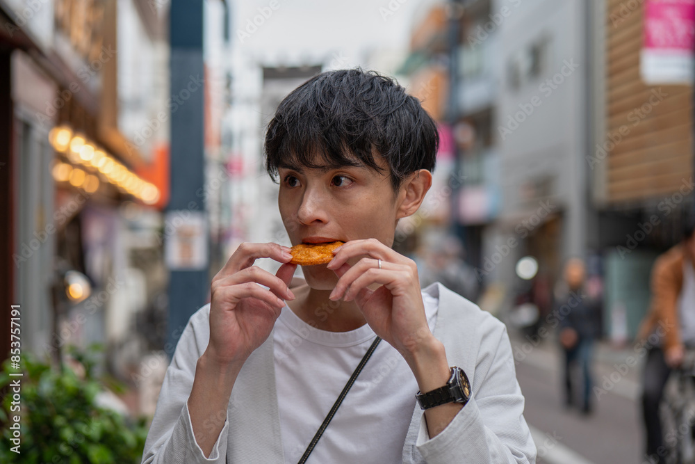 煎餅を食べ歩きする男性のクローズアップ 煎餅を食べ歩きする男性のクローズアップ