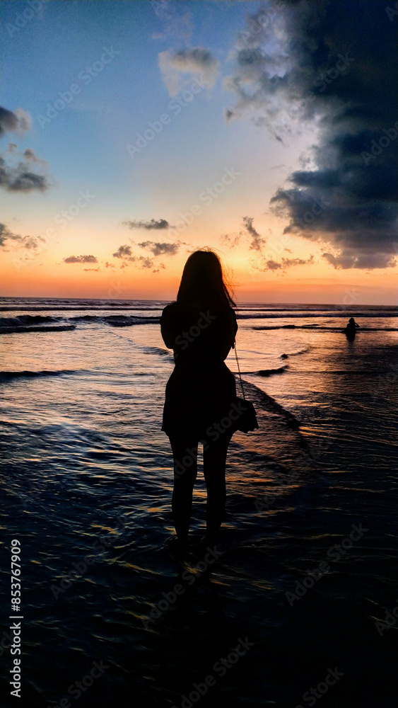 Fototapeta premium silhouette of a women in the sunset