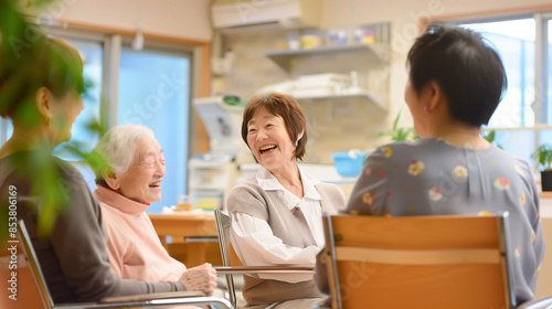 日本の老人ホームの入居者と介護者
