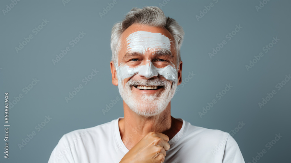 Obraz premium Elderly Caucasian Man with Gray Hair and Beard Smiling