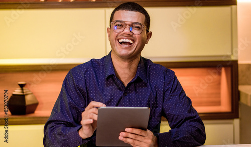 Empresário sentado sorrindo