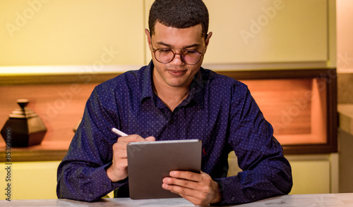 Empresário fazendo negócios virtual