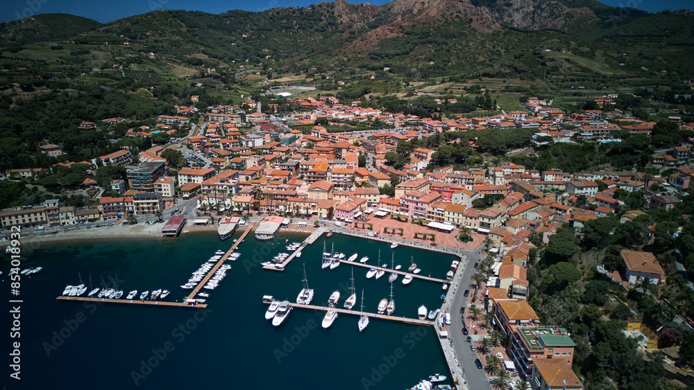Veduta aerea del porto di Porto Azzurro situato nell'Isola d'Elba.